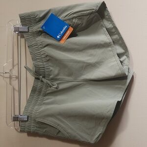 NWT Women's Columbia Shorts M